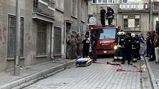 Önce boğazına bıçak dayadı, sonra evini ateşe verdi