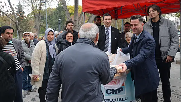 CHP Selçuklu, 10 Kasım'da vatandaşa helva ikramında bulundu