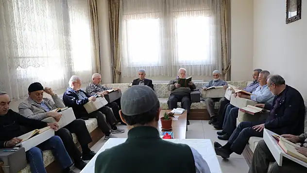 Emeklilerden büyük azim! Karatay'da Kur'an-ı Kerim derslerine yoğun ilgi