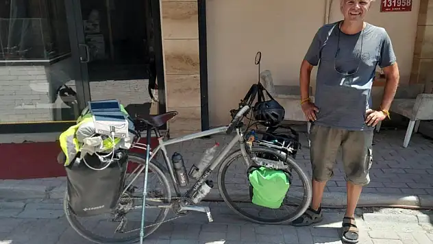 Fransız bisikletçi 3 bin 500 kilometre pedal çevirerek Karapınar'a ulaştı