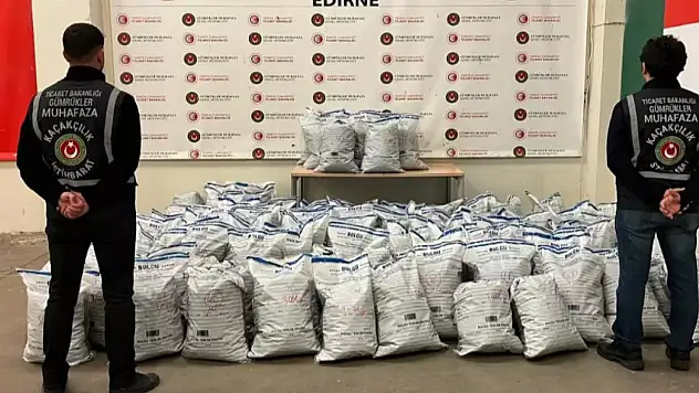 Gümrüklerde Kaçakçılığa 7,6 Milyar Liralık Darbe: 2026'ya Rekor Başlangıç!