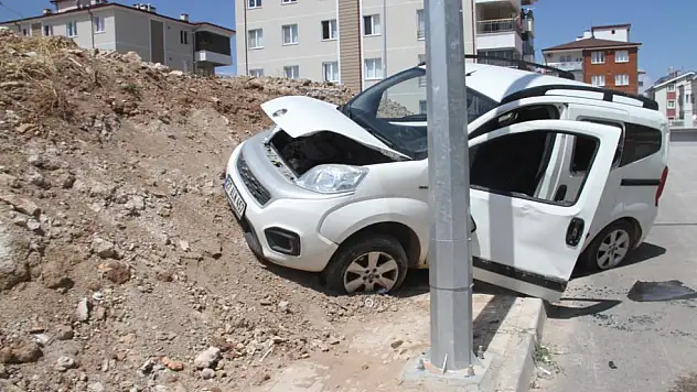 Beyşehir'de hafif ticari araç toprak yığınına çarptı: 2 yaralı