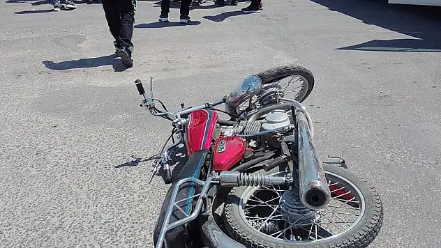 Karapınar'da Motosiklet Kazası: Kamyonetle Çarpışan Sürücü Yaralandı