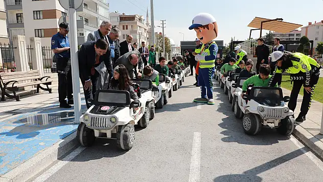 Karataylı minikler trafik kurallarını öğrendi, doğayla buluştu
