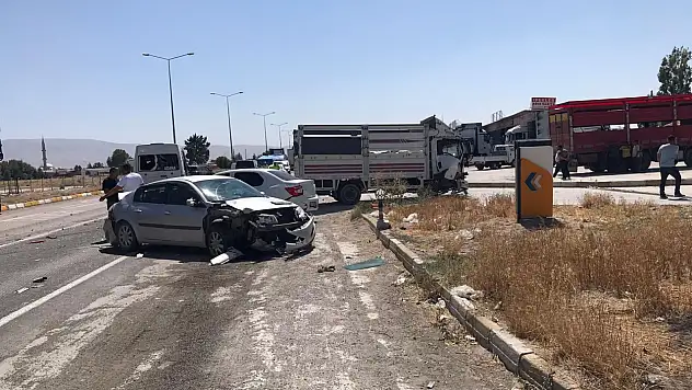 Konya-Adana Yolu'nda Kaza: TIR, Kamyonet ve 3 Araç Çarpıştı