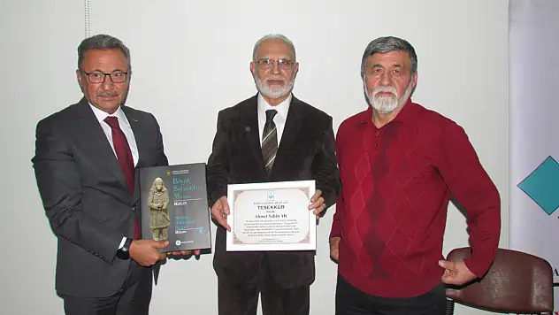 Konya Aydınlar Ocağı eğitimci bestekâr yazar Ahmet Şahin Ak'a Saygı Gecesi düzenledi.