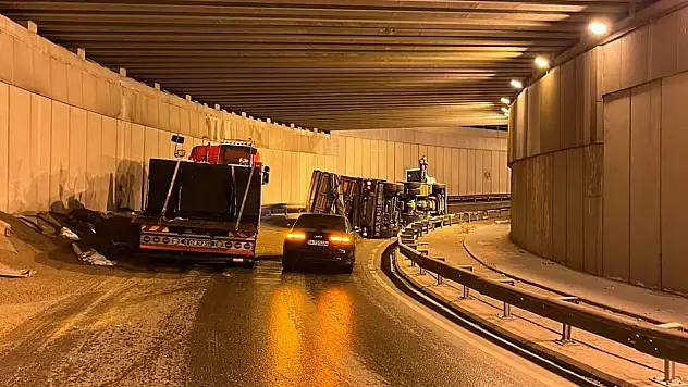 Konya'da alt geçitte tır devrildi: Yol bir süre trafiğe kapandı