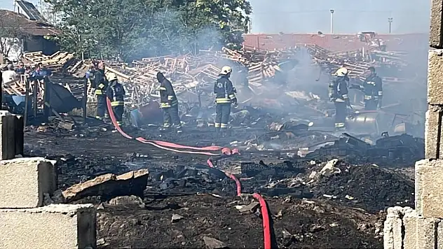 Konya'da bir iş yerinde çıkan yangın bahçedeki tahta paletlere sıçradı