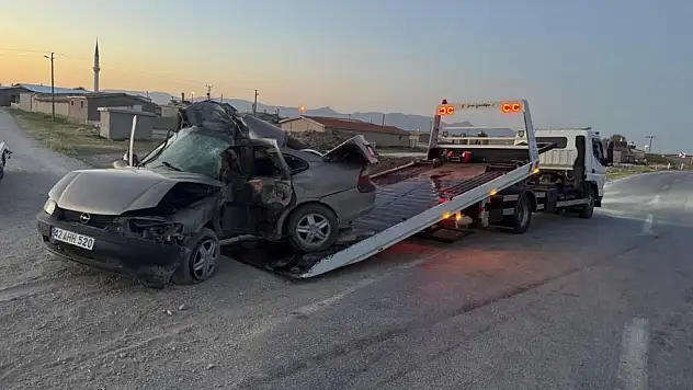 Konya'da direğe çarpan otomobilin sürücüsü hayatını kaybetti