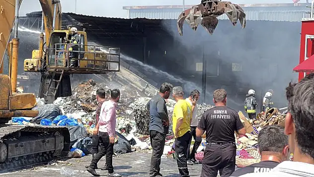 Konya'da geri dönüşüm fabrikasında çıkan yangın paniğe neden oldu