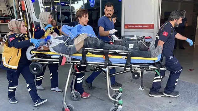 Konya'da kaldırımdan uzanan tahtaya takılan motosiklet duvara çarptı: Sürücü ağır yaralandı