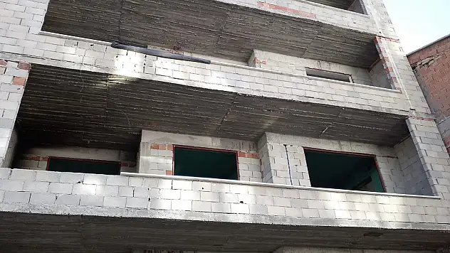 Konya'da kavga ettiği arkadaşını inşaattan aşağıya attı.