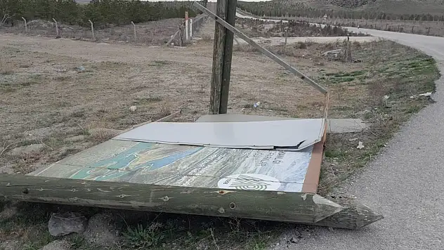 Konya'da lodos fırtınası yıkıp geçiyor!