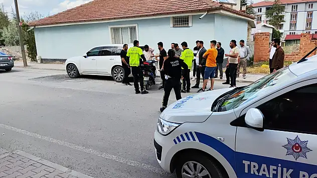 Konya'da motosiklet sürücüsü park halindeki araca çarptı: Yaralandı!