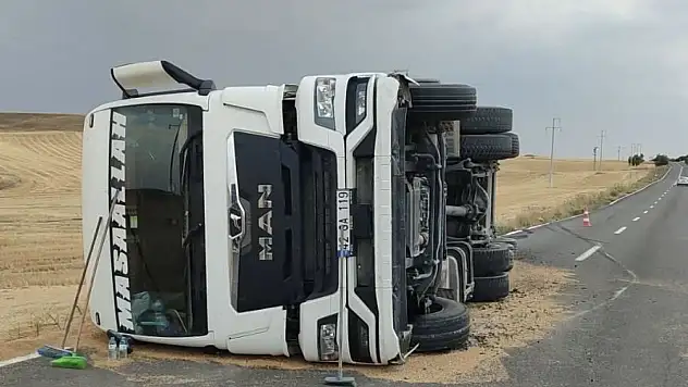Kulu'da buğday yüklü kamyon devrildi: 1 yaralı