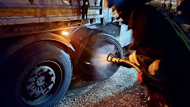Kulu'da kereste yüklü tırdan dumanlar yükseldi, durum jandarma tarafından farkedildi