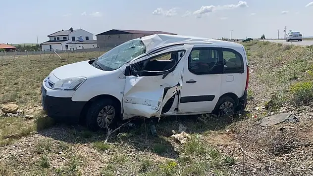 Kulu'da lastiği patlayan hafif ticari araç takla attı: 2 yaralı