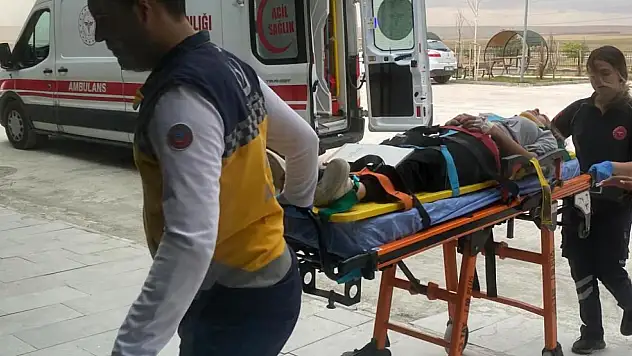 Kulu'da motosiklet kaldırıma çarptı: 2 yaralı