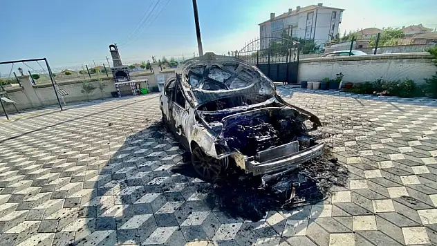 Kulu'da park halindeki otomobil yanarak kullanılamaz hale geldi