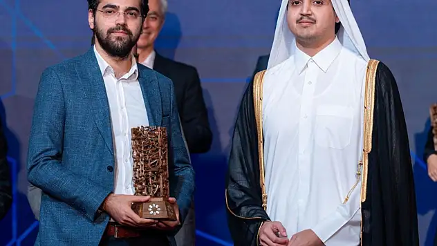 NEÜ'lü Akademisyen Mehmet Ali Kılınç'a Katar'da Uluslararası Çeviri Ödülü