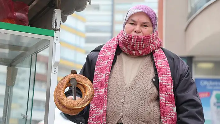 58 yaşında Konya'nın ''Simitçi Teyzesi'' olarak evinin geçimine katkı sağlıyor