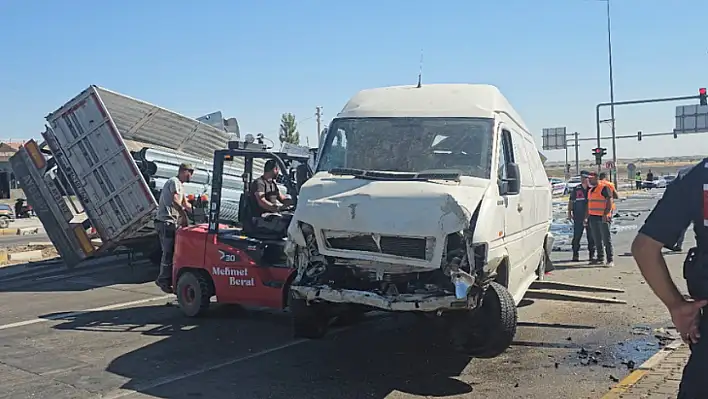 Aksaray-Konya Yolunda Trafik Kazası! Minibüs Takla Attı