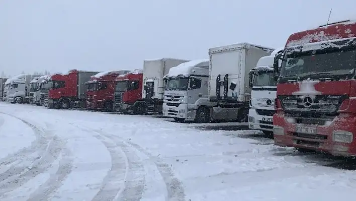 Antalya-Konya karayolunda ulaşıma kar engeli