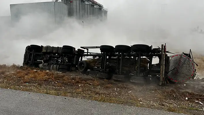 Asit dolu tankerin devrilme anı kamerada