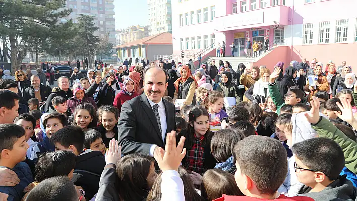 Başkan Altay karne alan öğrencileri tebrik etti