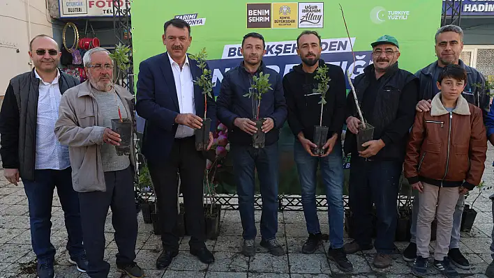 Başkan Altay 'Pilot olan 3 ilçemizde çiftçilerimize Antep Fıstığı fidanı desteğinde bulunduk.'