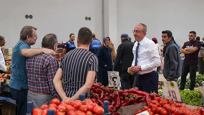 Başkan Kavuş pazarda vatandaşlarla bir araya geldi