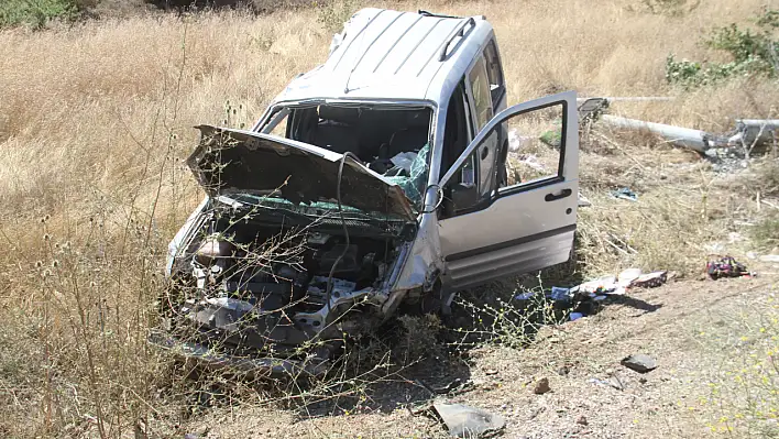 Beyşehir-Antalya Yolunda Feci Kaza: Önce Ağaca Sonra Direğe Çarpan Araçta 5 Kişi Yaralandı, 1'i Ağır
