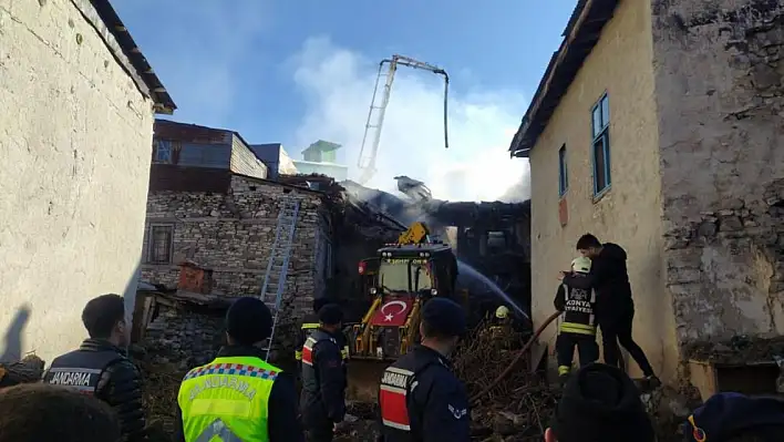 Beyşehir' in Doğanbey Mahallesi'nde bir evde yangın çıktı, bitişiğindeki 3 eve sıçradı