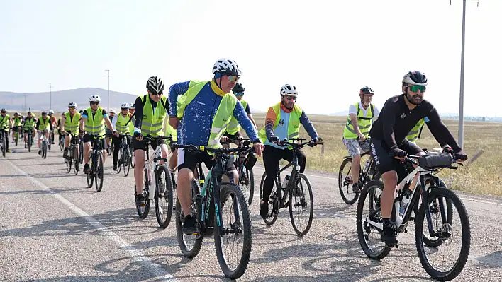 Bisikletseverler Konya Büyükşehir'in yeni tarihi rotasında pedal çevirdi