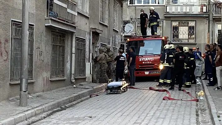 Önce boğazına bıçak dayadı, sonra evini ateşe verdi