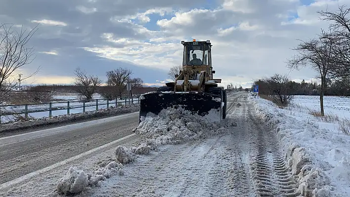 Çumra Belediyesi, kar yağışı dolayısıyla yol açma ve tuzlama çalışması yaptı