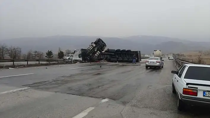 Devrilen TIR'ın şoförü yaralandı