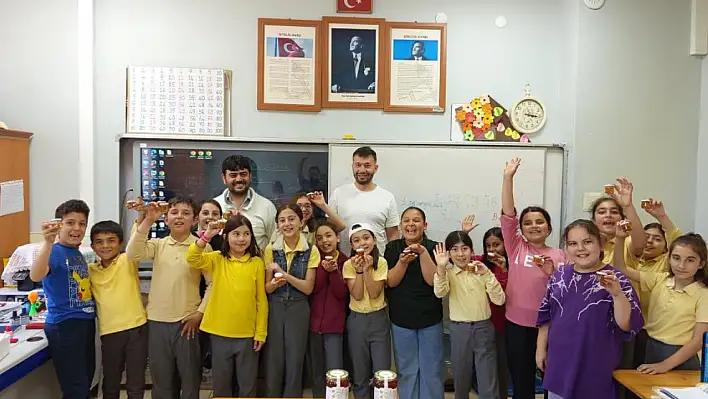 Dünya Arı Günü'nde Konya'da öğrencilere arılar anlatıldı, bal dağıtıldı