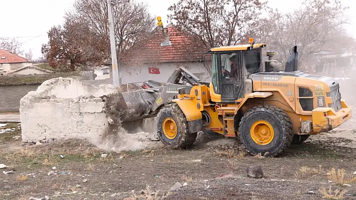 Ereğli Belediyesi, güvenlik için metruk binaları yıkıyor