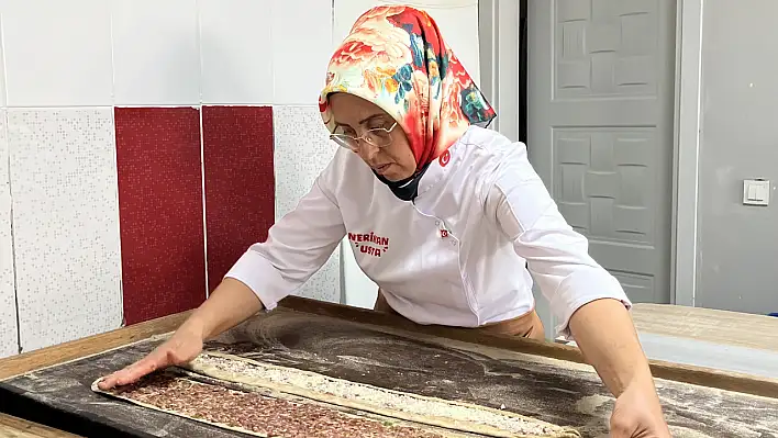 Etli ekmek ustalığında kadın eli: Konya'nın tek kadın ustası!
