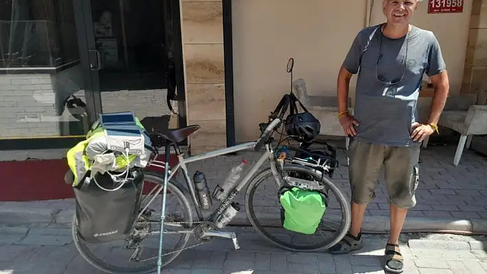 Fransız bisikletçi 3 bin 500 kilometre pedal çevirerek Karapınar'a ulaştı