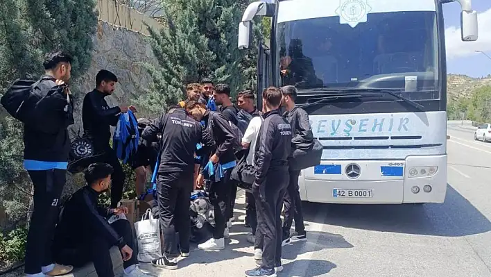 Futbolcuları taşıyan otobüsün lastiği patladı, futbolcular maça taksiyle yetiştirildi