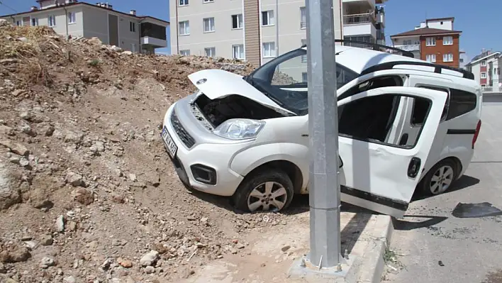 Beyşehir'de hafif ticari araç toprak yığınına çarptı: 2 yaralı