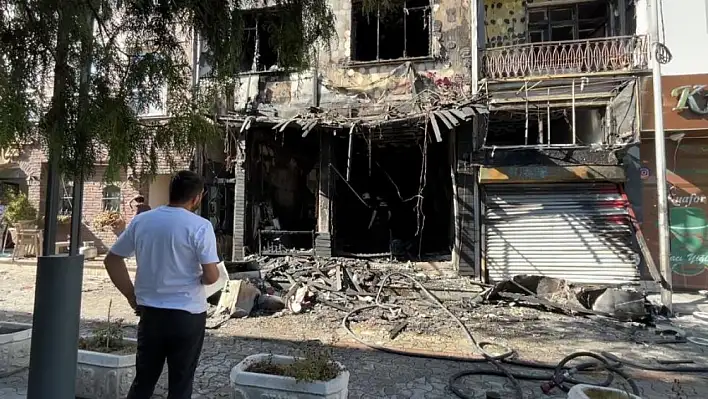 Kafede çıkan yangında bina kullanılmaz hale geldi