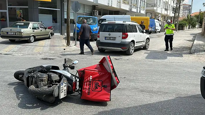Karaman'da Otomobilin Çarptığı Motokurye Yola Savruldu: 1 Yaralı
