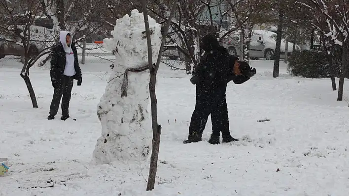 Karapınar'da Kar Tatili! Çocuklar Sokaklarda Doyasıya Eğlendi