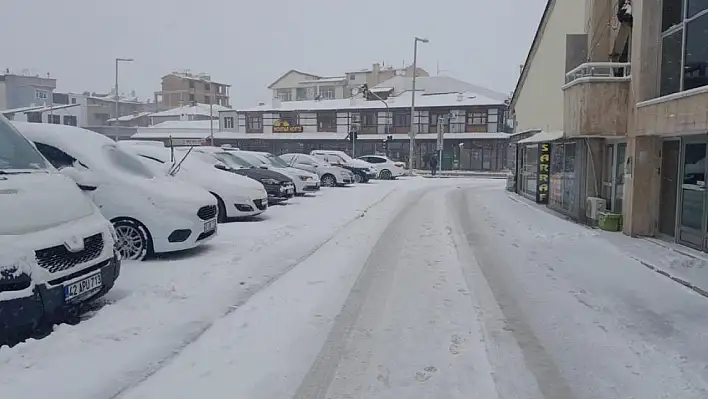 Karapınar'da kar yağışı etkisini sürdürüyor