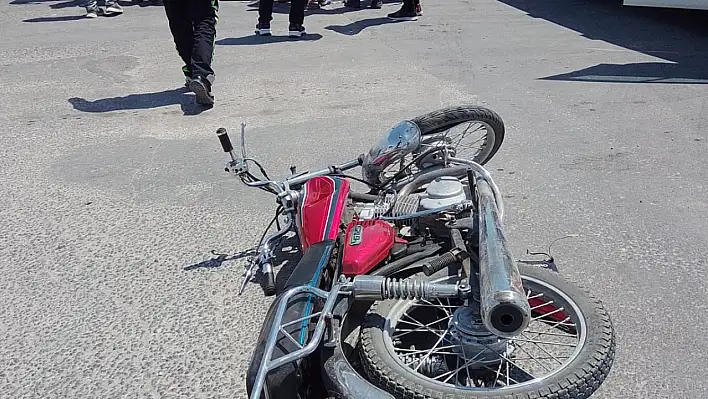 Karapınar'da Motosiklet Kazası: Kamyonetle Çarpışan Sürücü Yaralandı