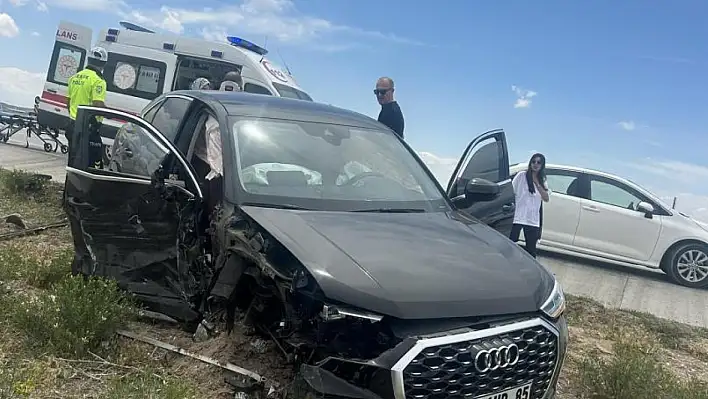 Karapınar'da otomobil kamyona çarptı: 2 yaralı