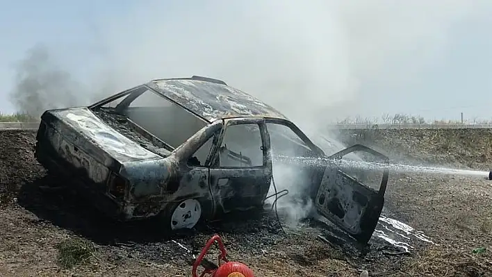 Karapınar'da seyir halindeki otomobil yanarak kullanılamaz hale geldi